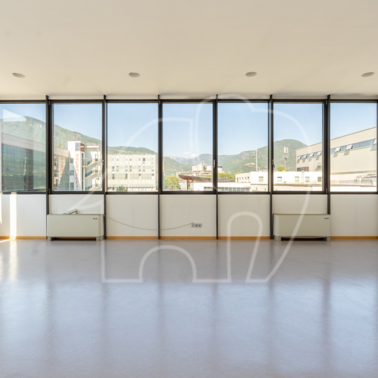 Ampio ufficio con magazzino e montacarichi