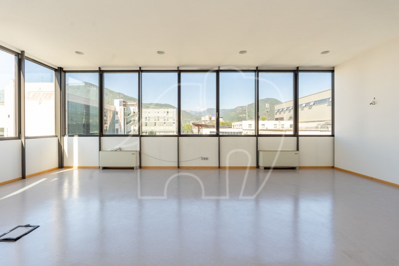 001__i19 Ampio ufficio con magazzino e montacarichi