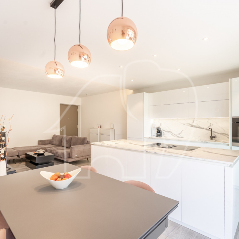 Sonnige 3-Zimmerwohnung mit großer Terrasse und Bergblick in Laag