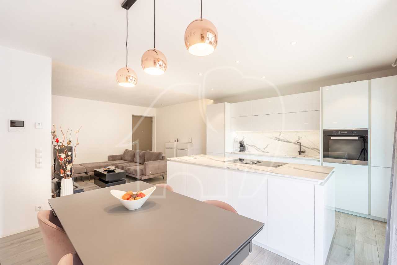 Sonnige 3-Zimmerwohnung mit großer Terrasse und Bergblick in Laag