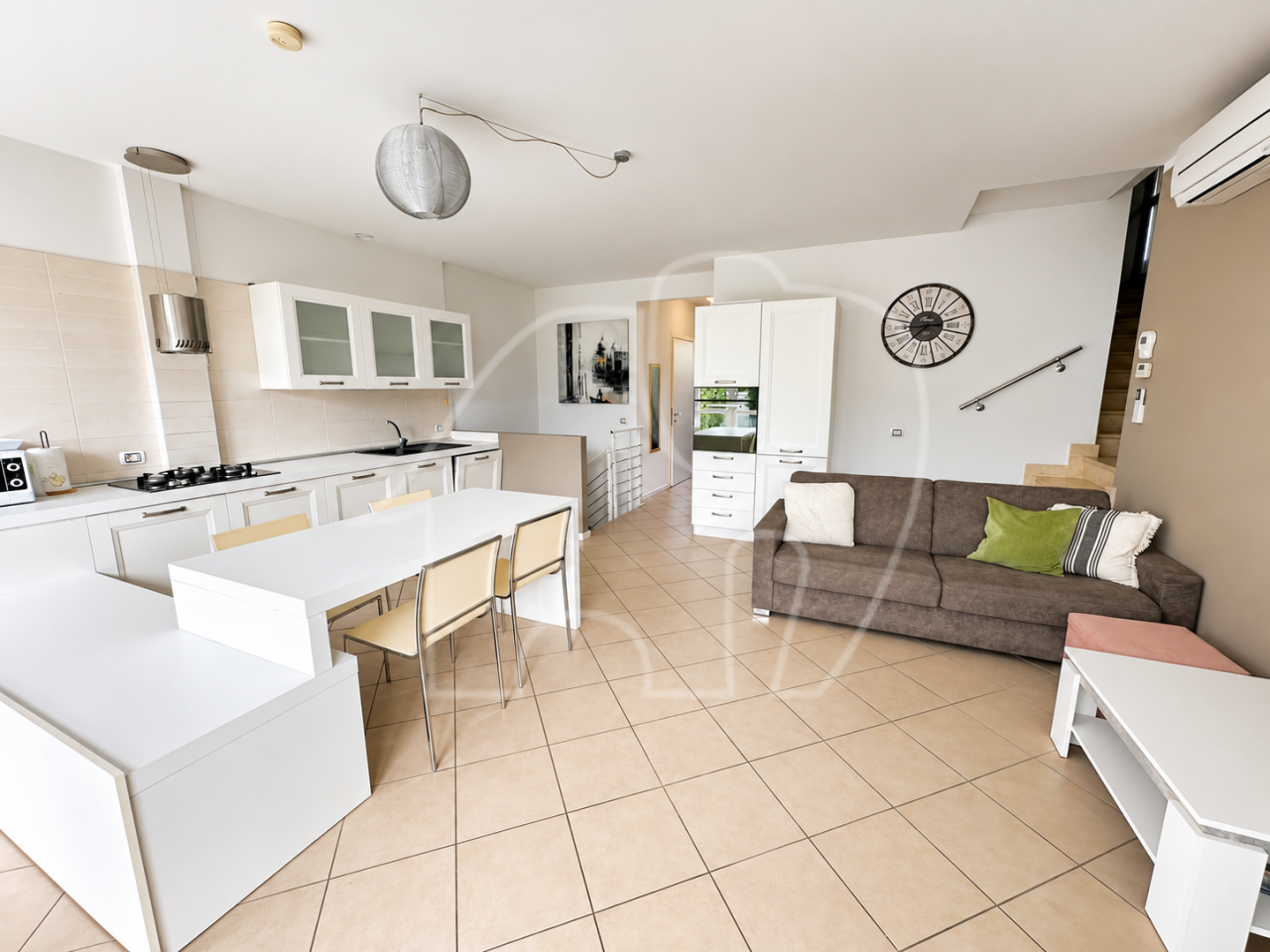 001__j5 Wohnen wie im Urlaub: Reihenhausvilla mit Garten und Terrassen