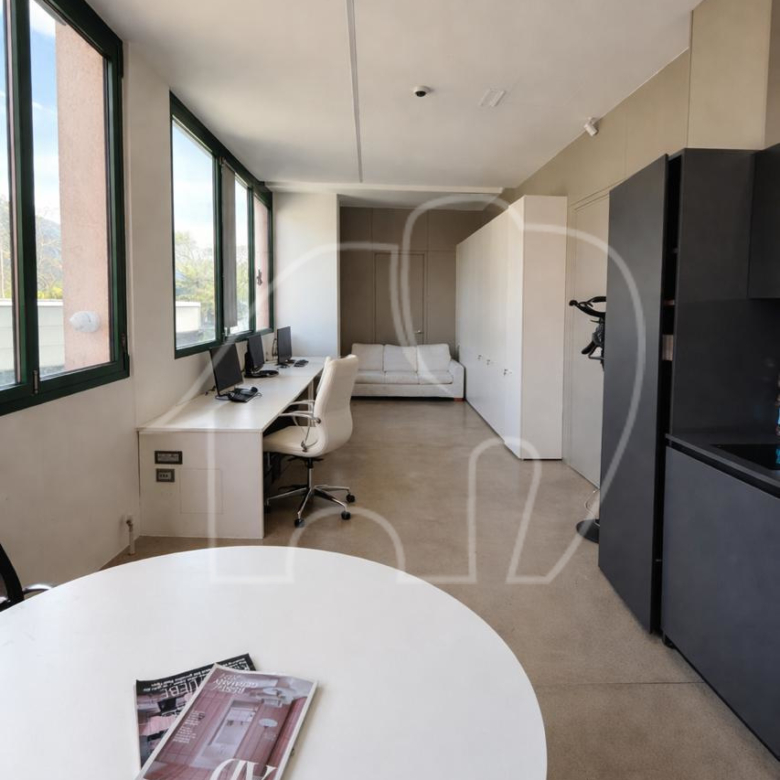 Ampio Magazzino/capannone di 700 m² con Vista Ippodromo e Potenzialità Residenziale
