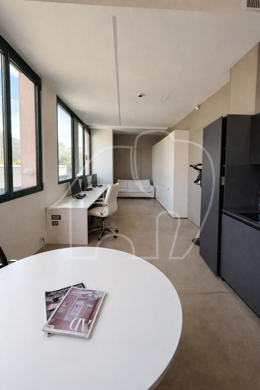 Ampio Magazzino/capannone di 700 m² con Vista Ippodromo e Potenzialità Residenziale