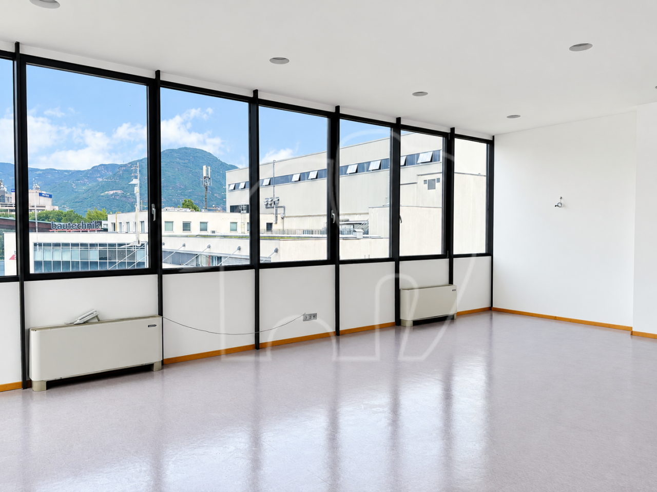 Großzügiges Büro mit Lager und Lastenaufzug