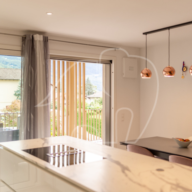 Sonnige 3-Zimmerwohnung mit großer Terrasse und Bergblick in Laag