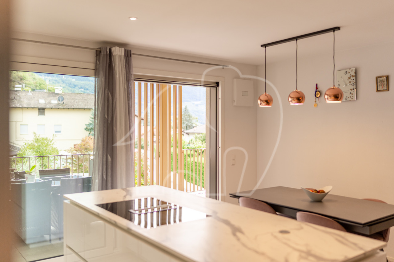 Sonnige 3-Zimmerwohnung mit großer Terrasse und Bergblick in Laag