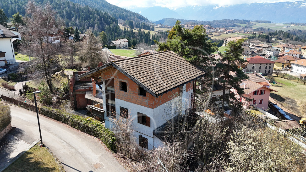 002__j15 Renovierungsbedürftiges Haus mit enormen Potenzial