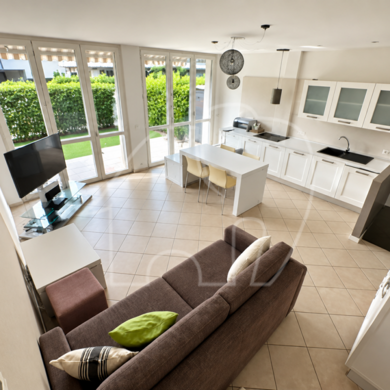 Wohnen wie im Urlaub: Reihenhausvilla mit Garten und Terrassen