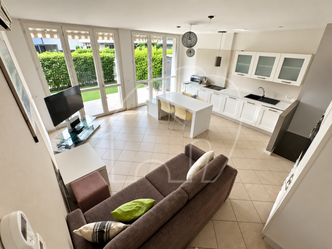 002__j7 Wohnen wie im Urlaub: Reihenhausvilla mit Garten und Terrassen