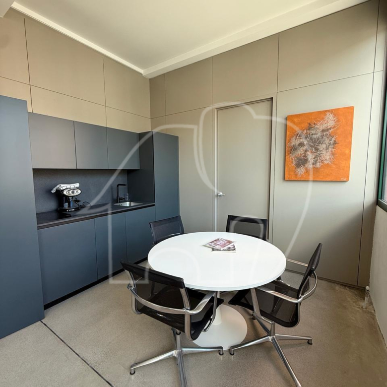 Ampio Magazzino/capannone di 700 m² con Vista Ippodromo e Potenzialità Residenziale