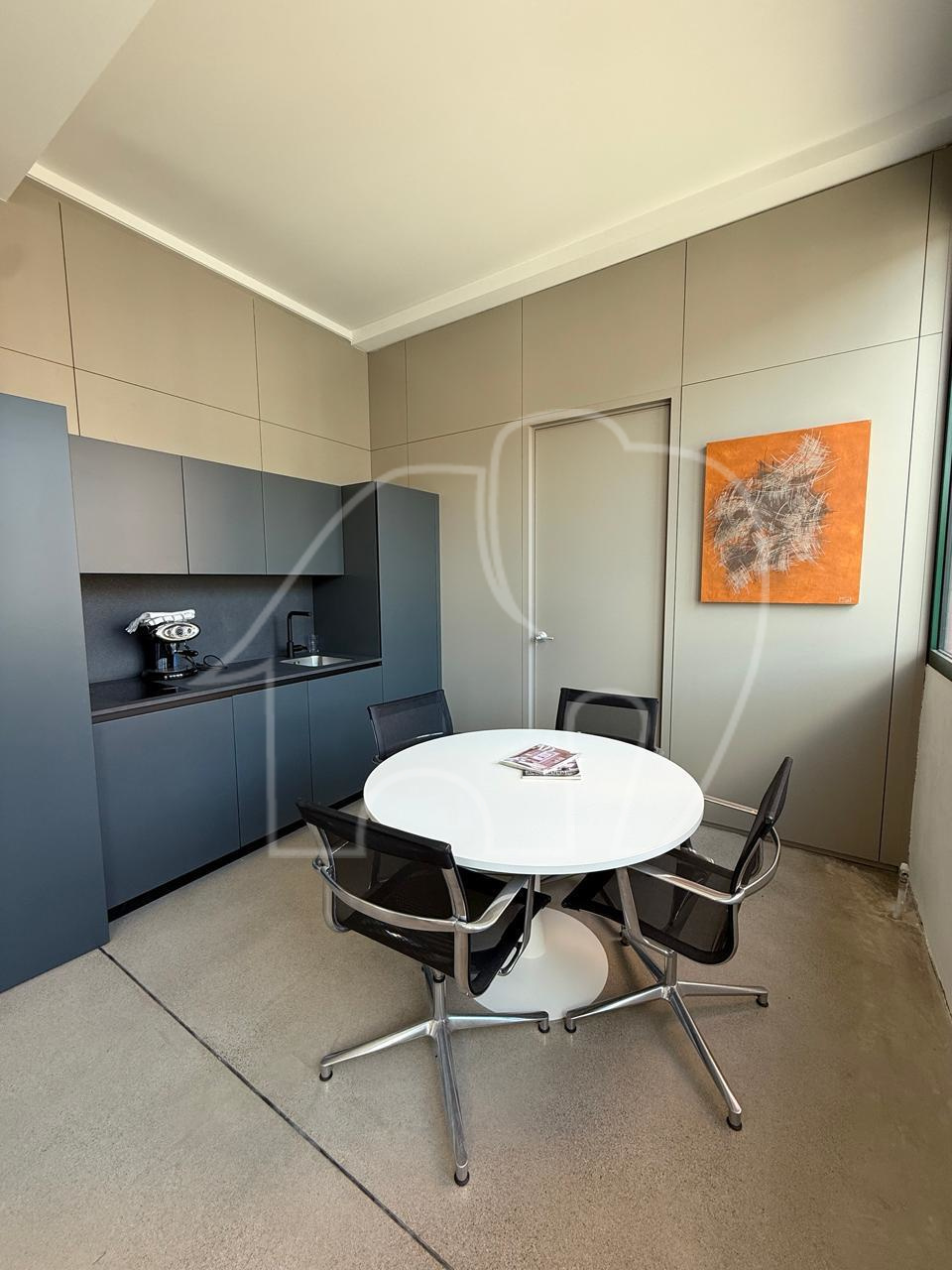 Ampio Magazzino/capannone di 700 m² con Vista Ippodromo e Potenzialità Residenziale
