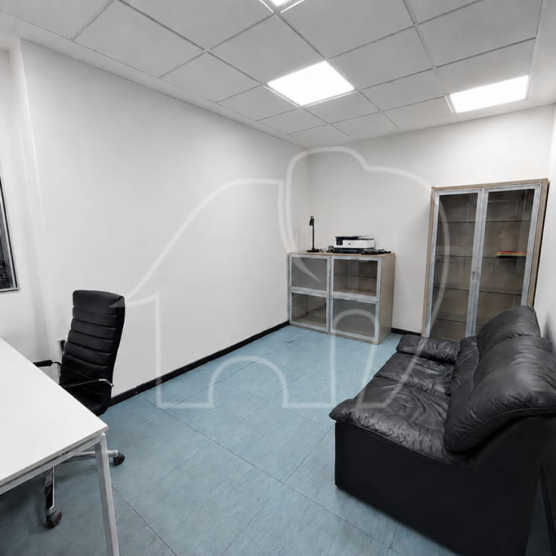 Ampio magazzino con bagno