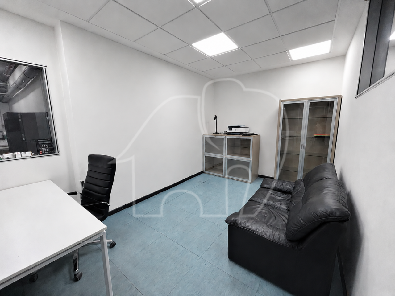 Ampio magazzino con bagno