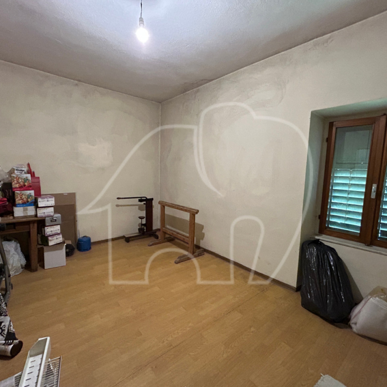 Ton, Nonstal: Sanierungsbedürftige Haus