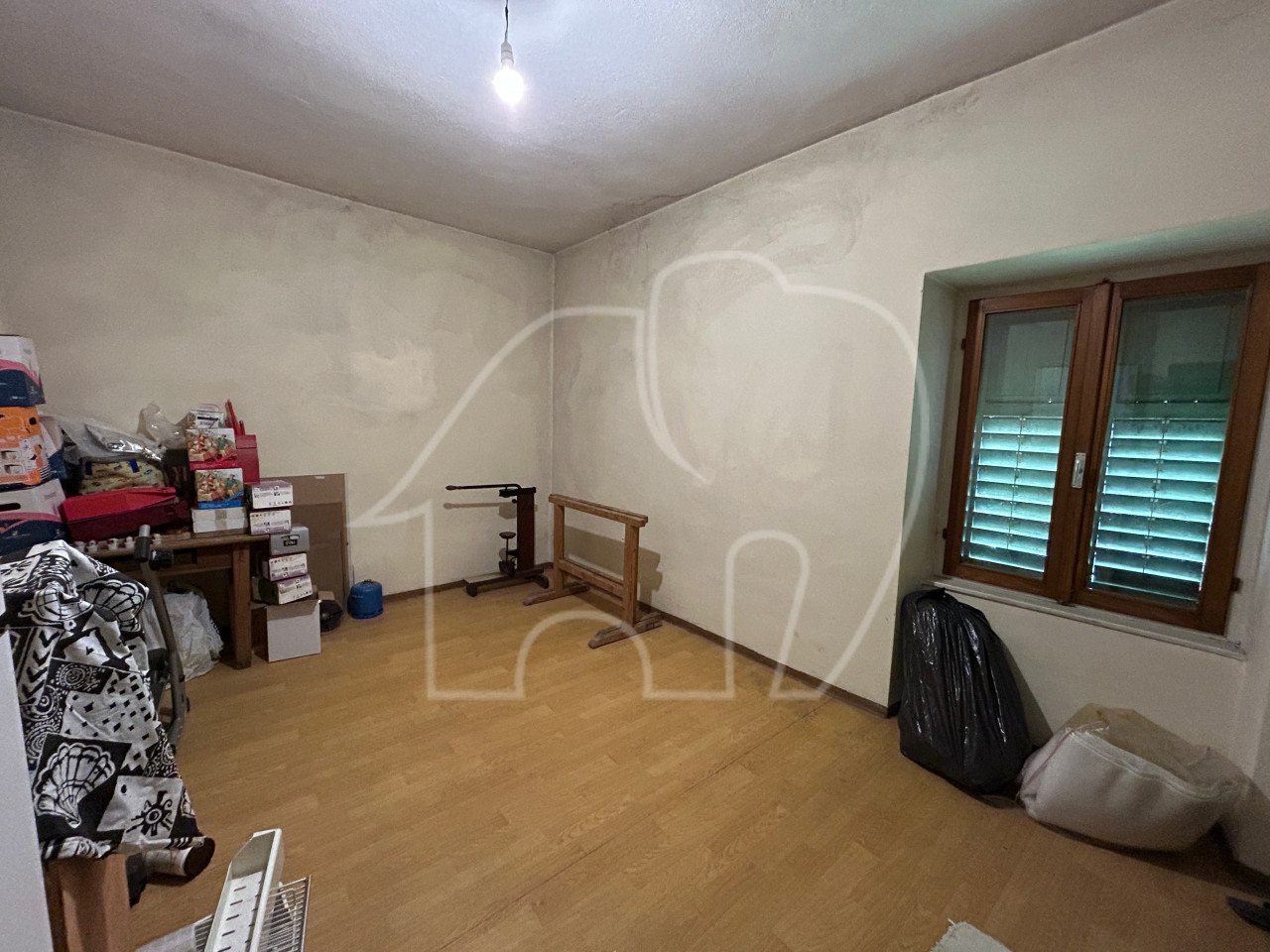 Ton, Nonstal: Sanierungsbedürftige Haus
