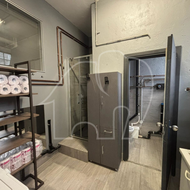 Ampio magazzino con bagno