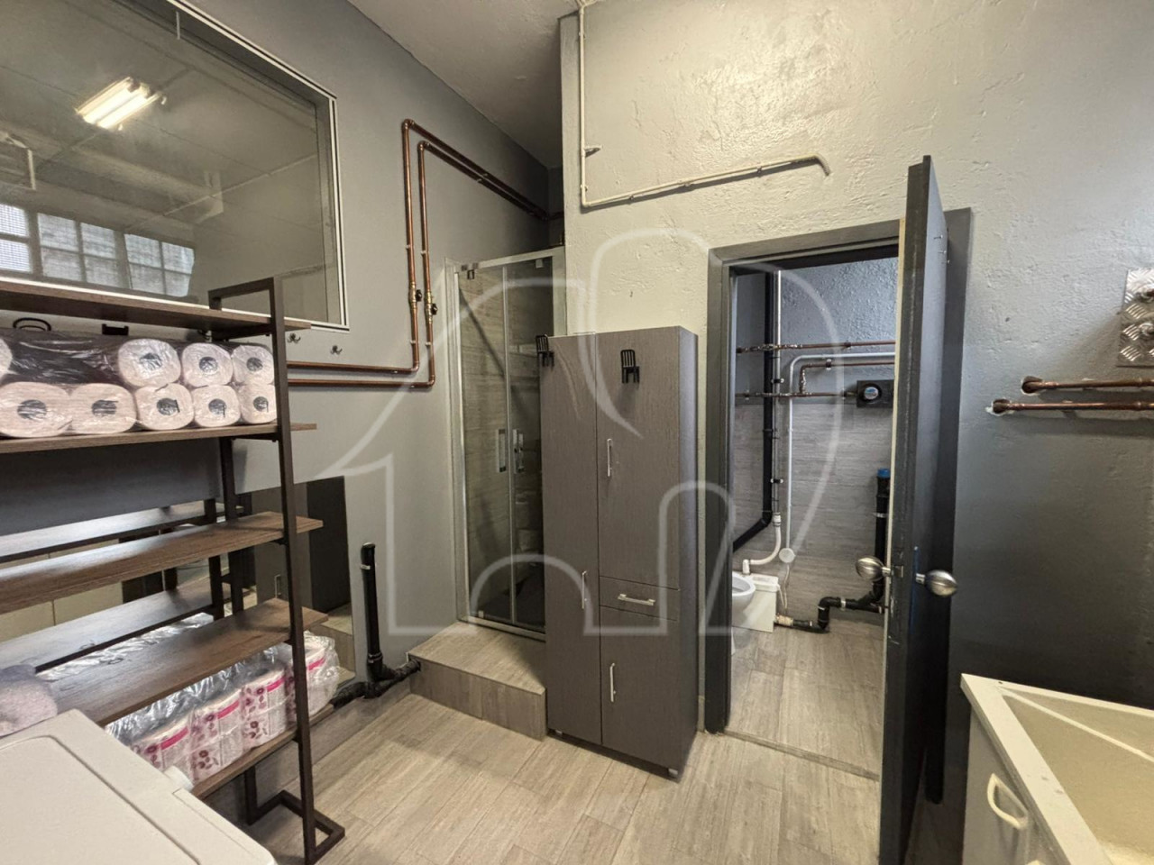 Ampio magazzino con bagno