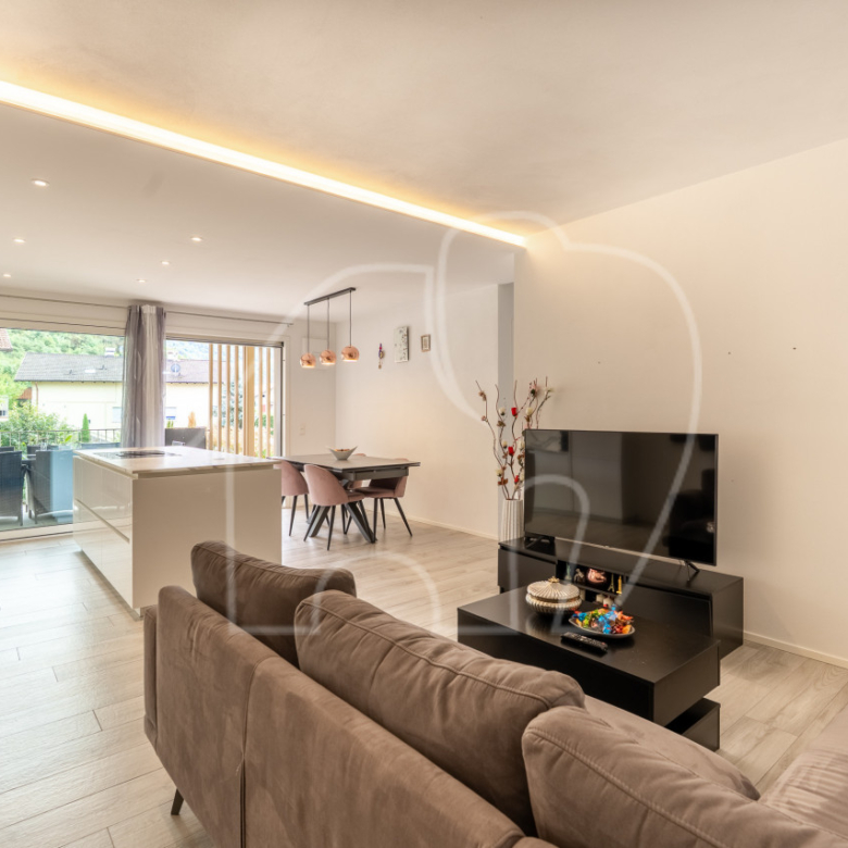Sonnige 3-Zimmerwohnung mit großer Terrasse und Bergblick in Laag