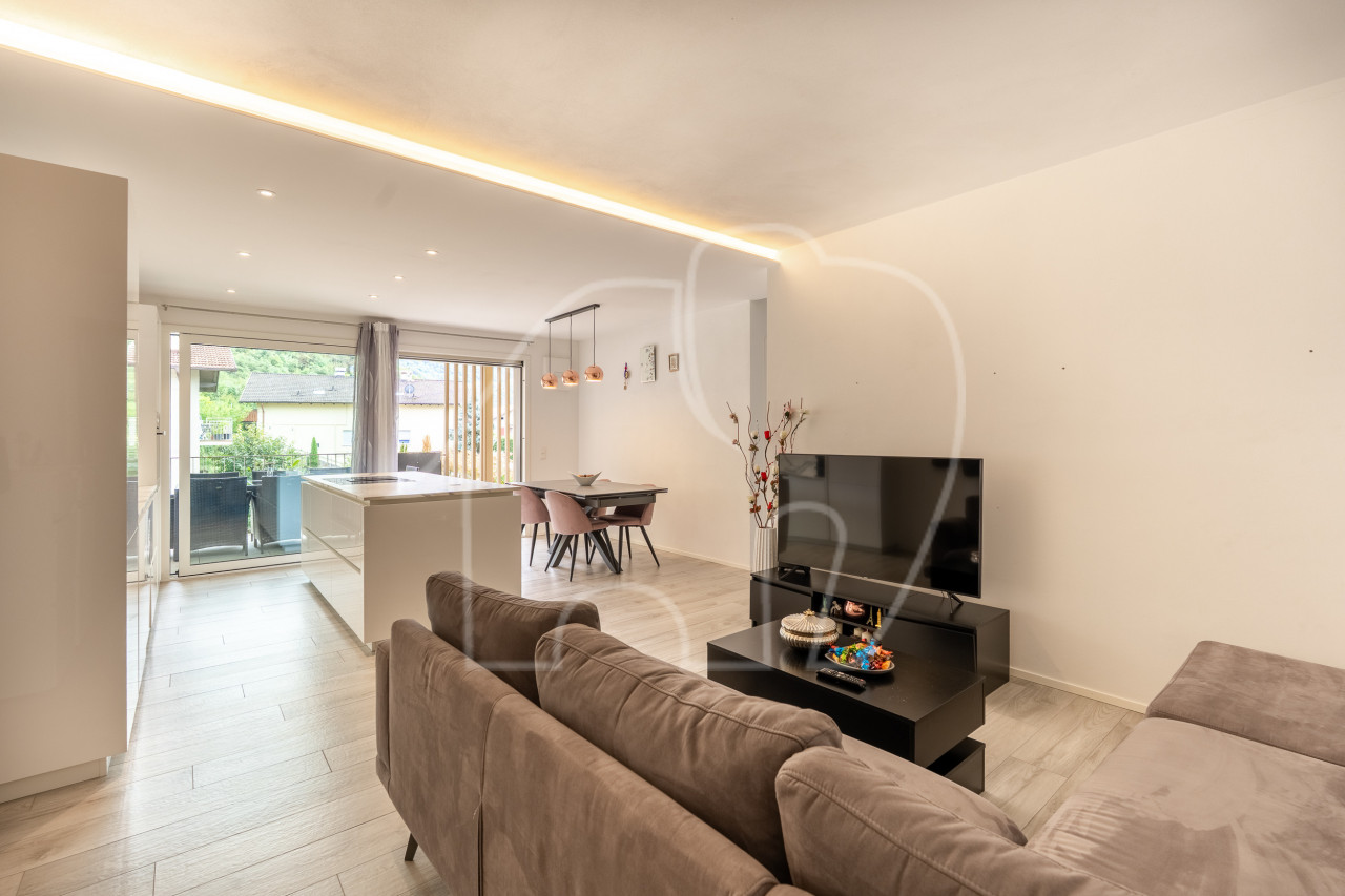 Sonnige 3-Zimmerwohnung mit großer Terrasse und Bergblick in Laag
