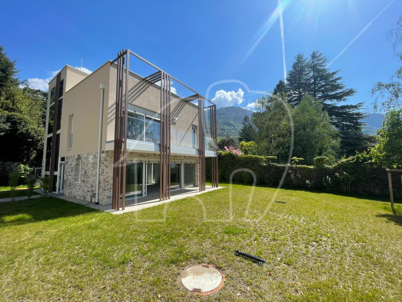 004__p4 Villa mit Garten