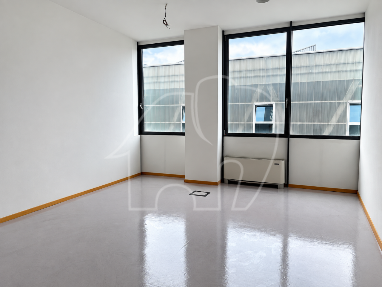 Großzügiges Büro mit Lager und Lastenaufzug