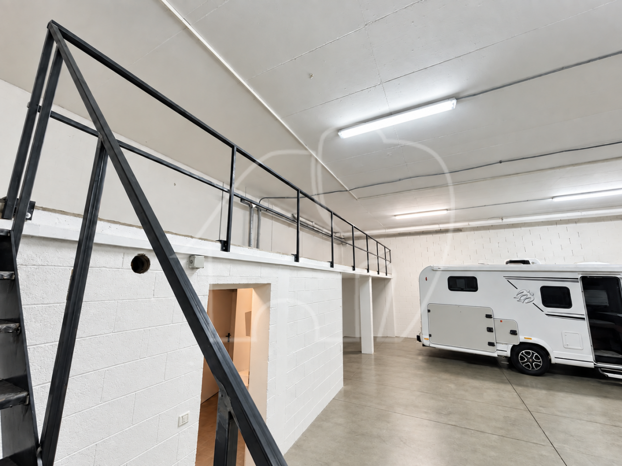 005__i8 Magazzino a Bolzano: spazio per il camper e per la Sua attività