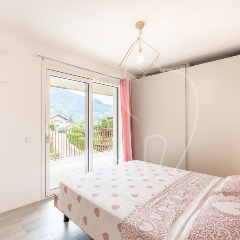 Sonnige 3-Zimmerwohnung mit großer Terrasse und Bergblick in Laag