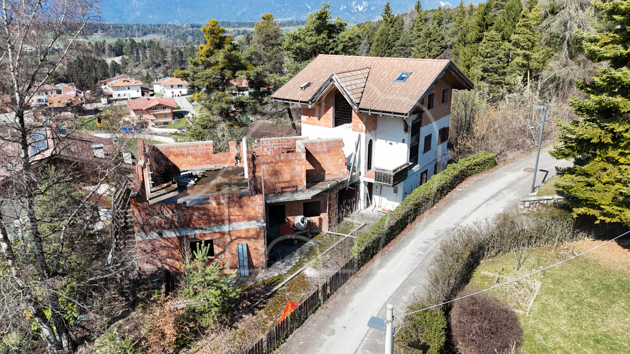 005__j7 Renovierungsbedürftiges Haus mit enormen Potenzial