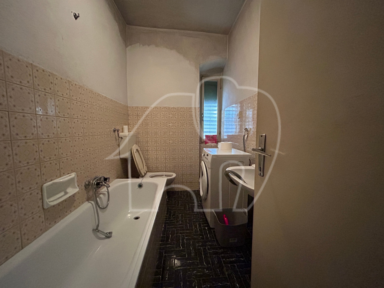 Ton, Nonstal: Sanierungsbedürftige Haus