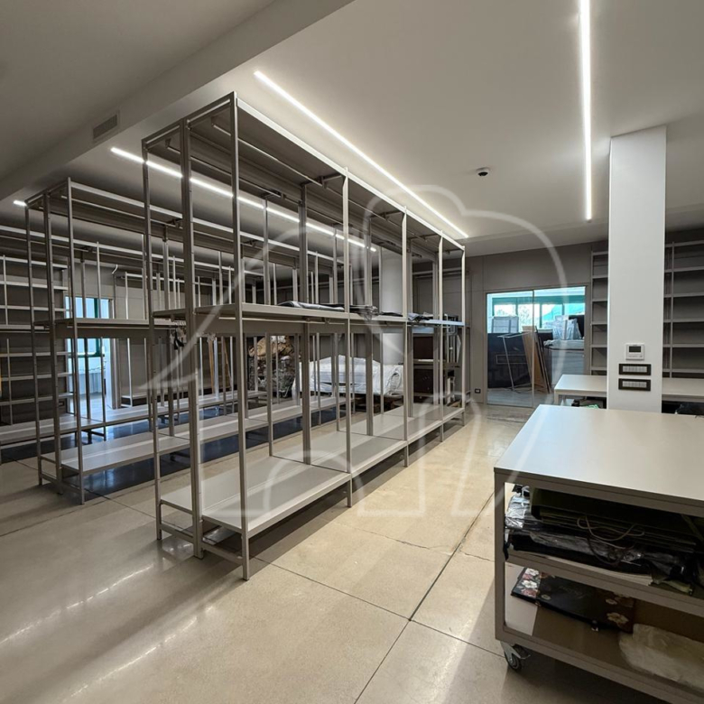 Ampio Magazzino/capannone di 700 m² con Vista Ippodromo e Potenzialità Residenziale