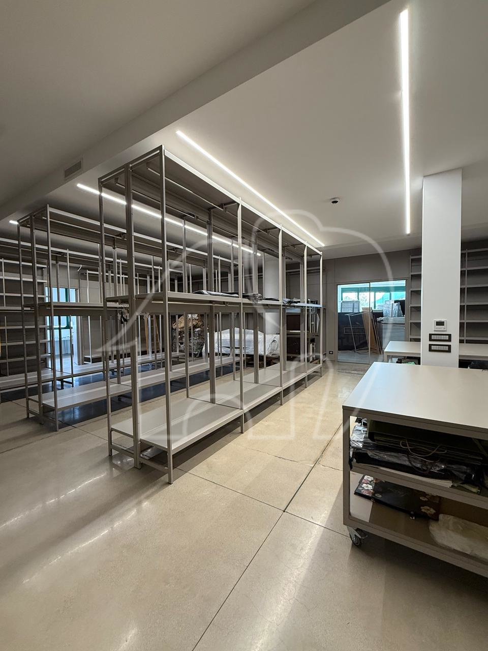 Ampio Magazzino/capannone di 700 m² con Vista Ippodromo e Potenzialità Residenziale