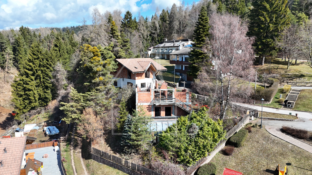 006__j2 Renovierungsbedürftiges Haus mit enormen Potenzial