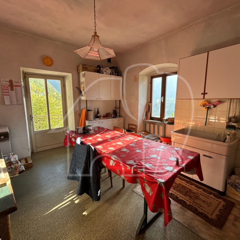 Ton, Nonstal: Sanierungsbedürftige Haus