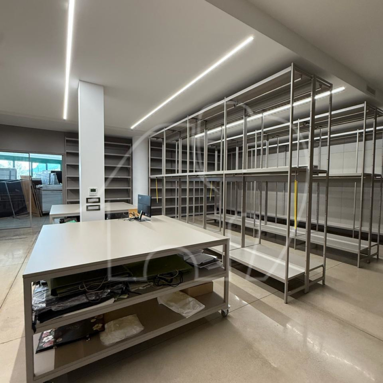 Ampio Magazzino/capannone di 700 m² con Vista Ippodromo e Potenzialità Residenziale