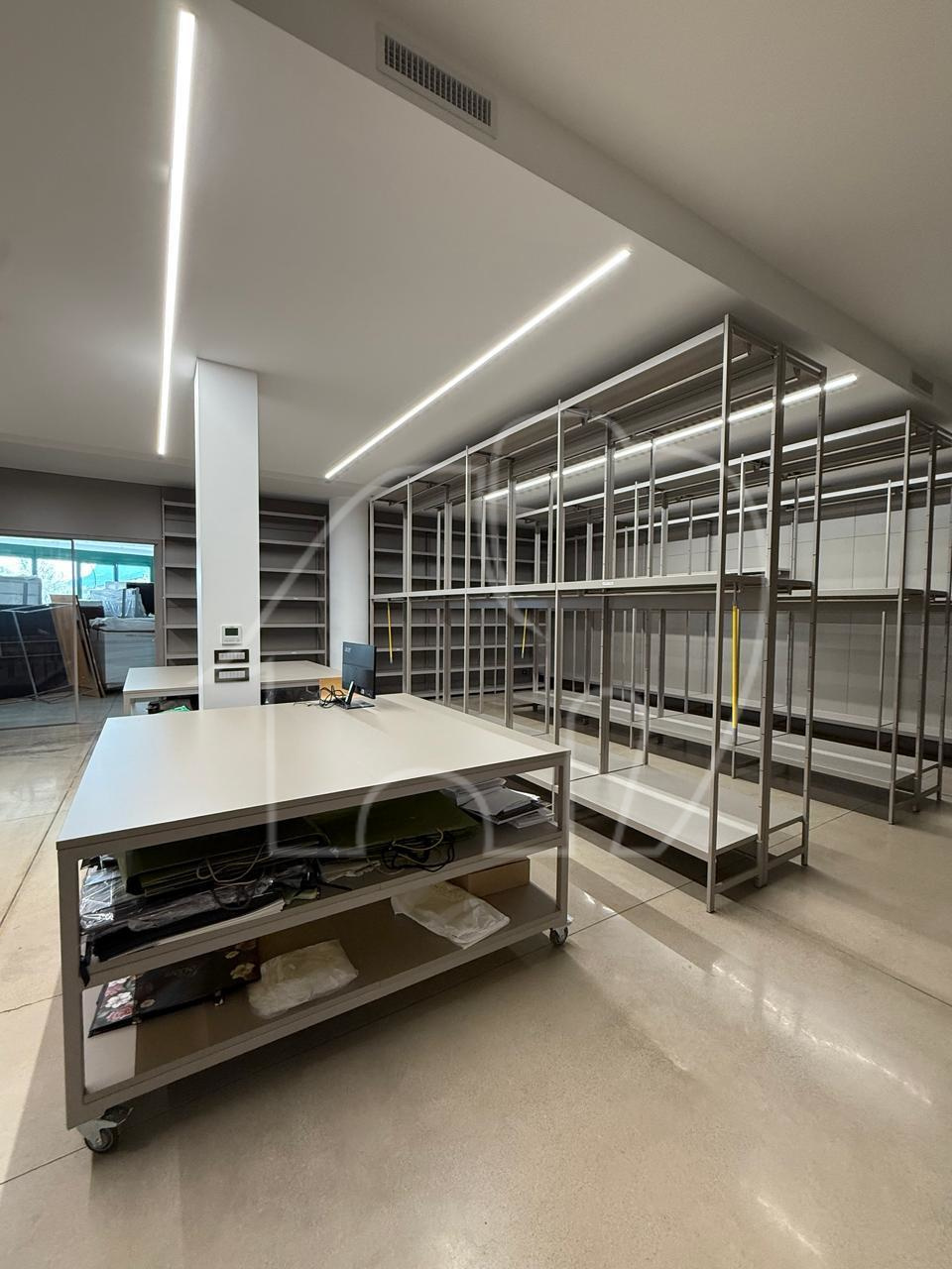 Ampio Magazzino/capannone di 700 m² con Vista Ippodromo e Potenzialità Residenziale
