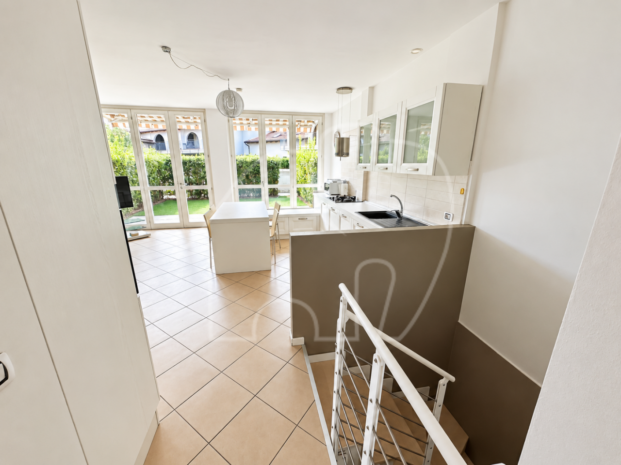 007__j4 Wohnen wie im Urlaub: Reihenhausvilla mit Garten und Terrassen