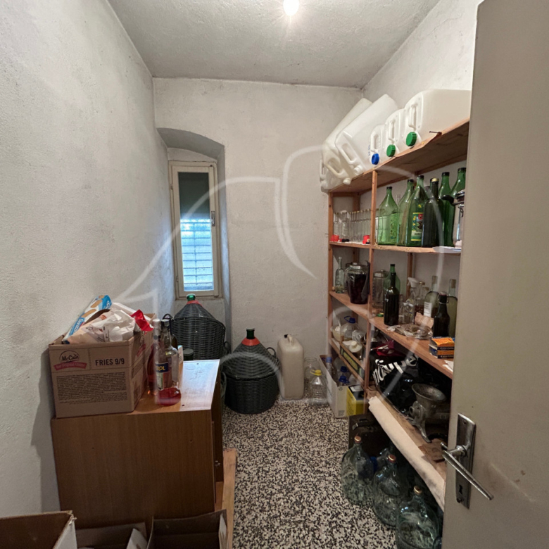 Ton, Nonstal: Sanierungsbedürftige Haus