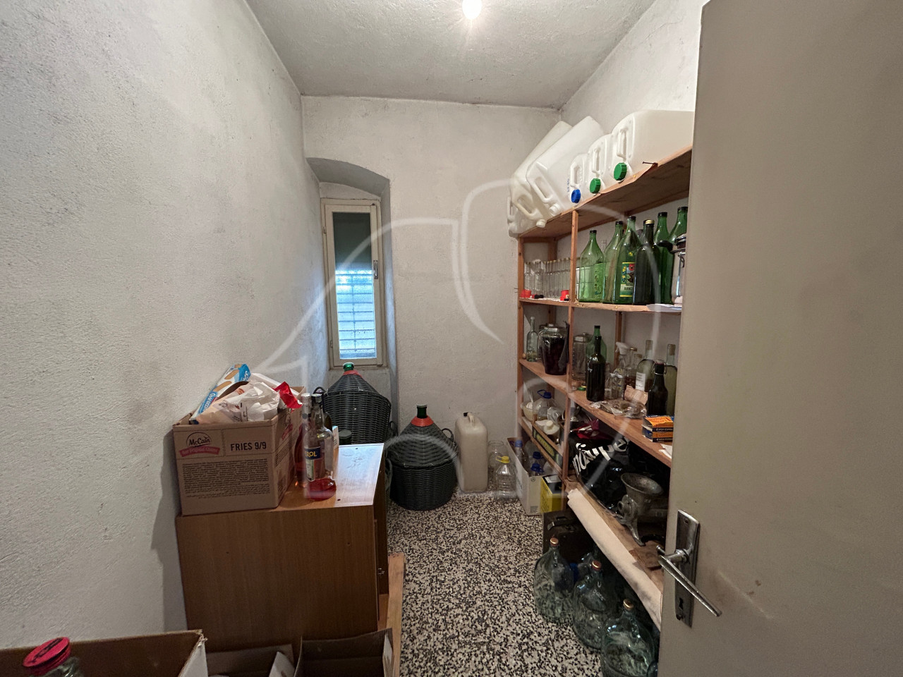 Ton, Nonstal: Sanierungsbedürftige Haus