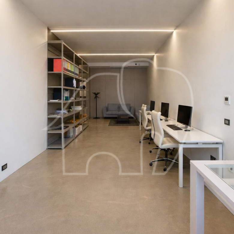 Ampio Magazzino/capannone di 700 m² con Vista Ippodromo e Potenzialità Residenziale