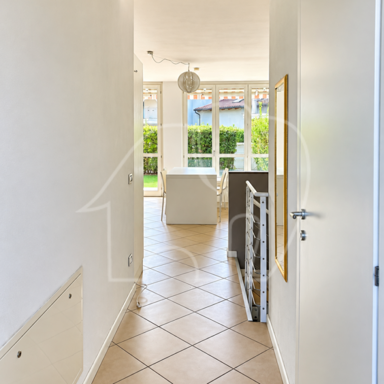 Wohnen wie im Urlaub: Reihenhausvilla mit Garten und Terrassen