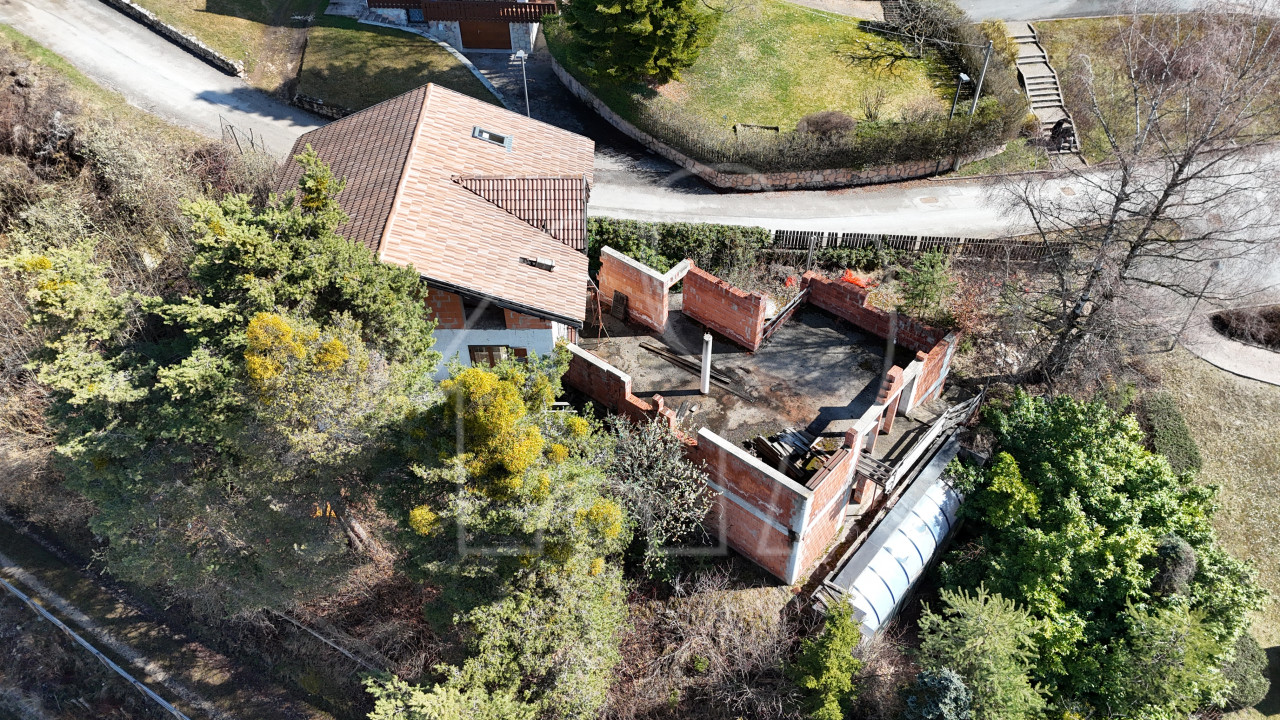 008__j4 Renovierungsbedürftiges Haus mit enormen Potenzial