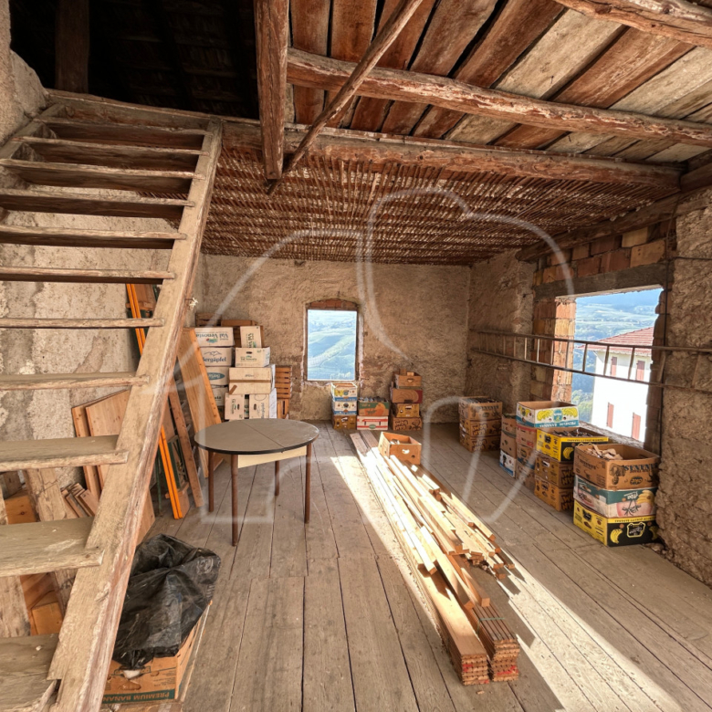 Ton, Nonstal: Sanierungsbedürftige Haus