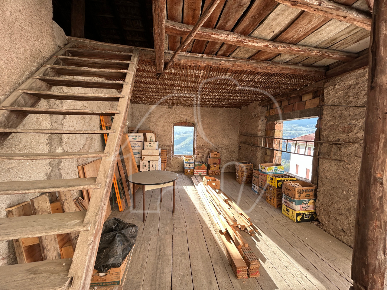 Ton, Nonstal: Sanierungsbedürftige Haus