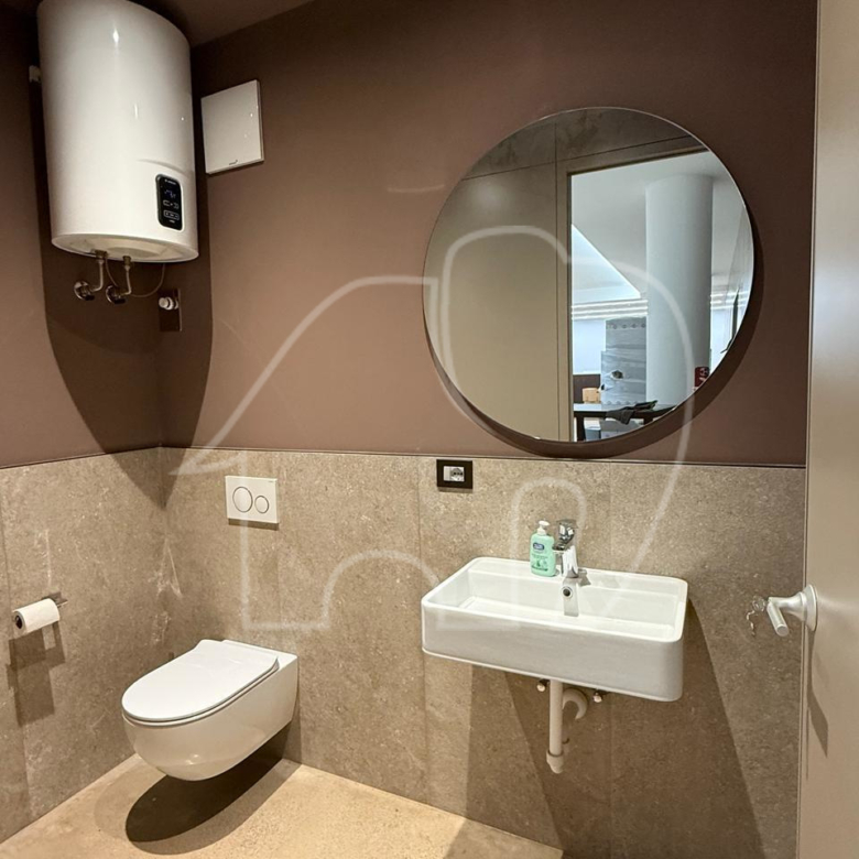 Ampio Magazzino/capannone di 700 m² con Vista Ippodromo e Potenzialità Residenziale