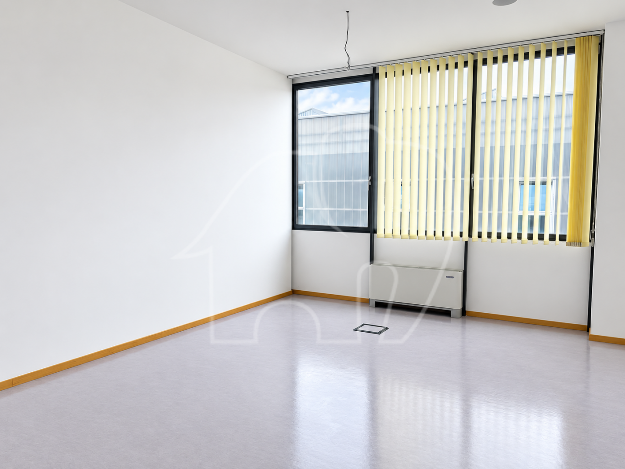 Großzügiges Büro mit Lager und Lastenaufzug
