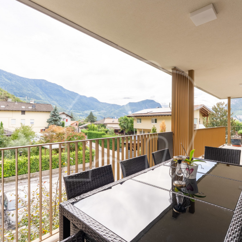 Sonnige 3-Zimmerwohnung mit großer Terrasse und Bergblick in Laag