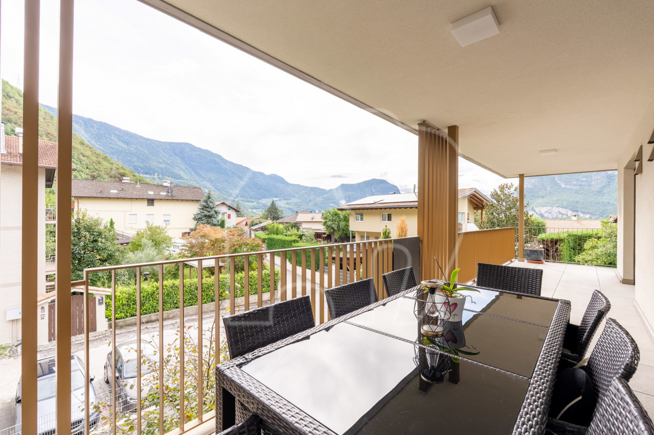 Sonnige 3-Zimmerwohnung mit großer Terrasse und Bergblick in Laag