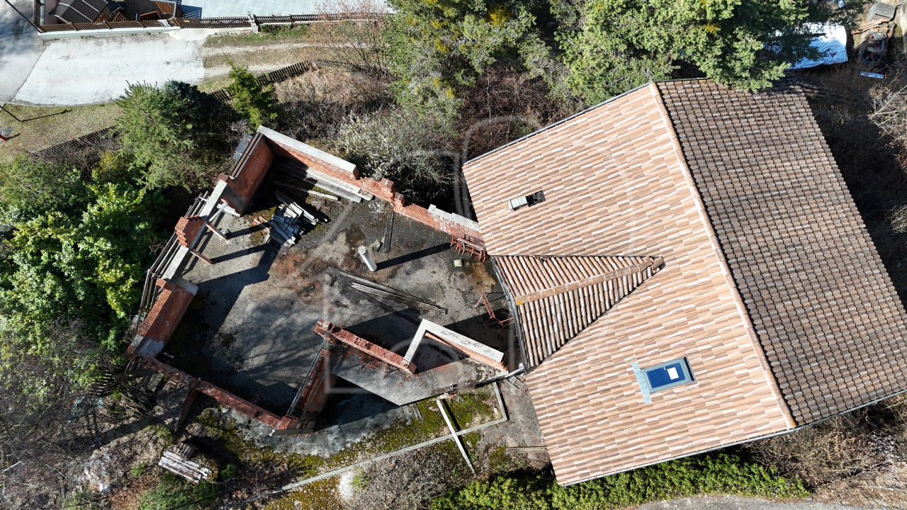 009__j16 Renovierungsbedürftiges Haus mit enormen Potenzial