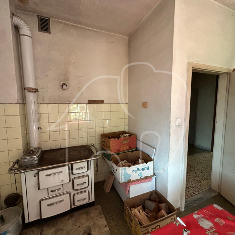 Ton, Nonstal: Sanierungsbedürftige Haus