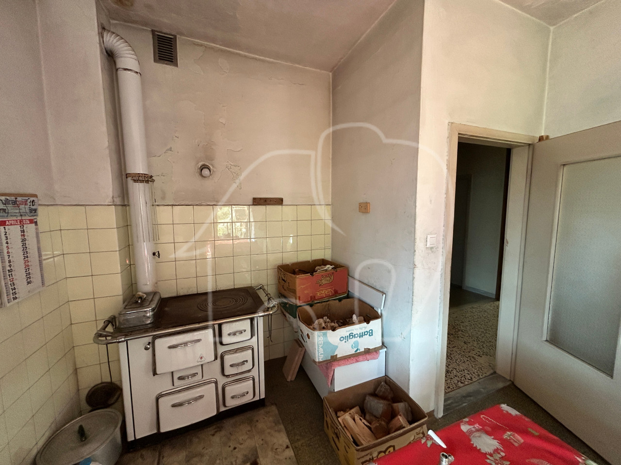 Ton, Nonstal: Sanierungsbedürftige Haus